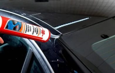 Чем клеить лобовое стекло автомобиля?