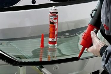 Чем клеить лобовое стекло автомобиля?