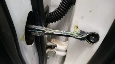Чем смазать ограничители дверей автомобиля?