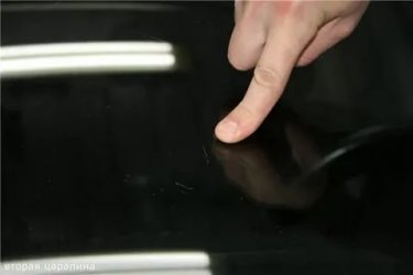 Чем удалить царапины на стекле автомобиля?