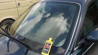 Чем удалить царапины на стекле автомобиля?