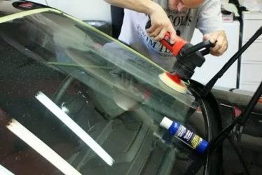 Чем удалить царапины на стекле автомобиля?