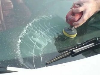 Чем удалить царапины на стекле автомобиля?