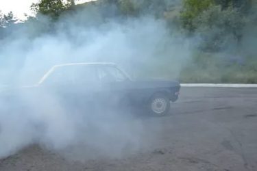 Дымит машина какие причины и что делать?