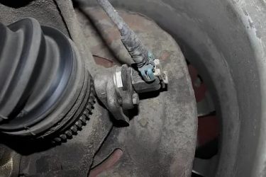Где находится датчик абс на приоре?