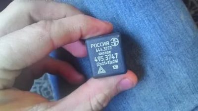 Где находится реле поворотов на шевроле ланос?