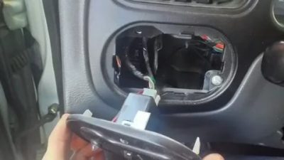 Где находится реле поворотов на шевроле ланос?