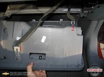 Где находится салонный фильтр на шевроле лачетти?
