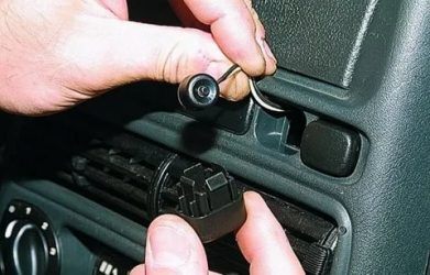 Где обычно находится кнопка valet в автомобиле?