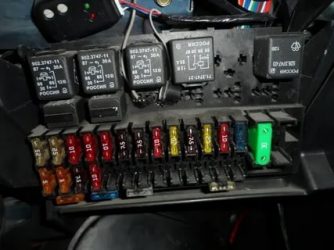 Где стоит реле бензонасоса на приоре?
