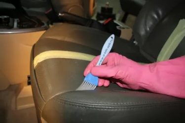 Как почистить обивку салона автомобиля своими руками?