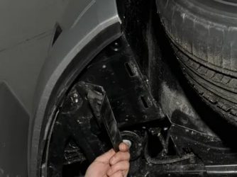 Как поменять противотуманную лампочку на шевроле круз?