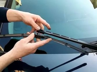 Как снять дворники с машины?