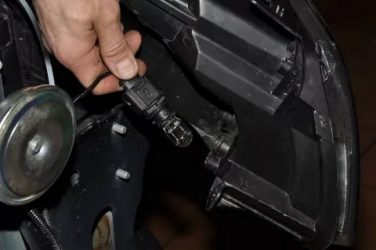Как снять габаритную лампочку на гранте?