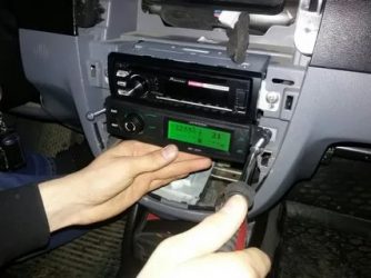 Как снять магнитолу на шевроле лачетти седан?