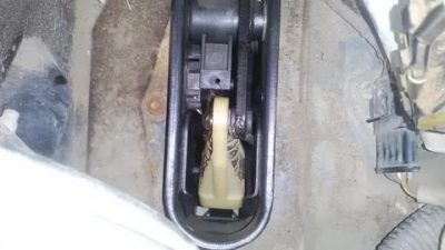 Как снять педаль сцепления на приоре?