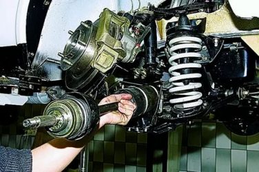 Как снять передний привод на ниве шевроле?