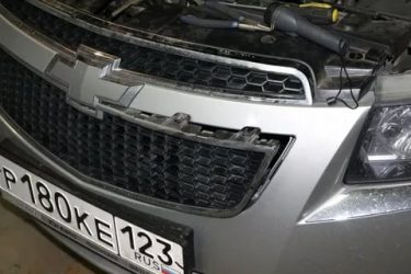 Как снять решетку радиатора на шевроле круз?