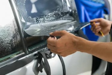 Как снять тонировочную пленку со стекла автомобиля?