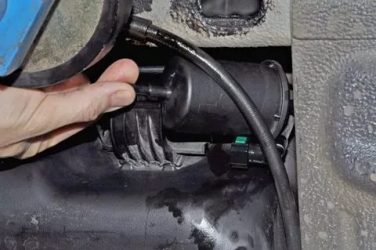Как снять топливный фильтр на гранте?