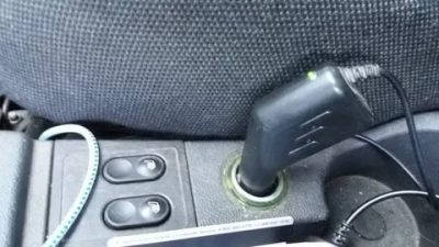 Как включить прикуриватель в машине?