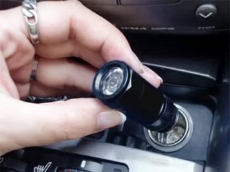 Как включить прикуриватель в машине?