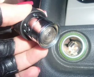 Как включить прикуриватель в машине?