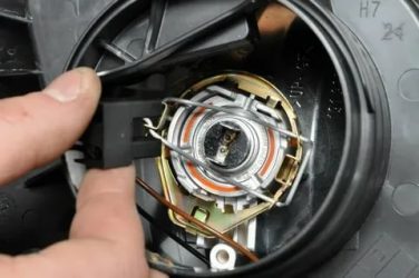 Как заменить лампочку ближнего света на калине?