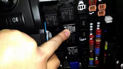 Лада гранта реле поворотов где находится?