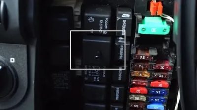 Лада гранта реле поворотов где находится?