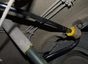 Сколько втулок стабилизатора в машине?